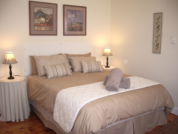 Comfort Double Room | 1 bedroom, desk, free WiFi - Dee's BnB (Pretoria)