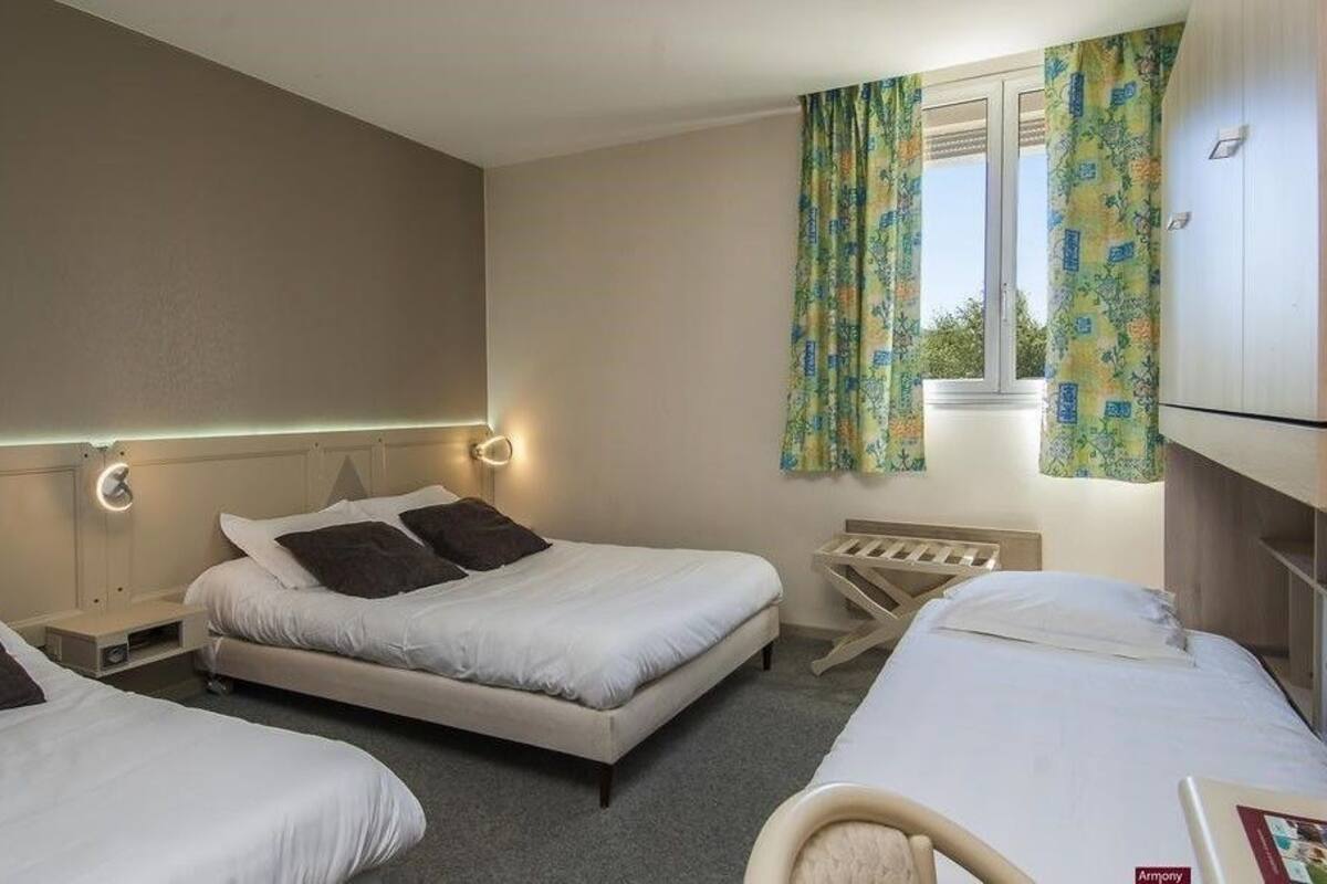 Soundproofing, free WiFi, bed sheets