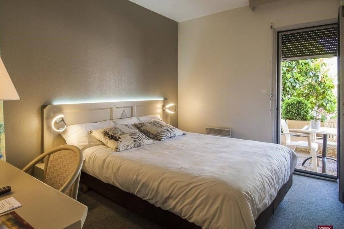 Soundproofing, free WiFi, bed sheets