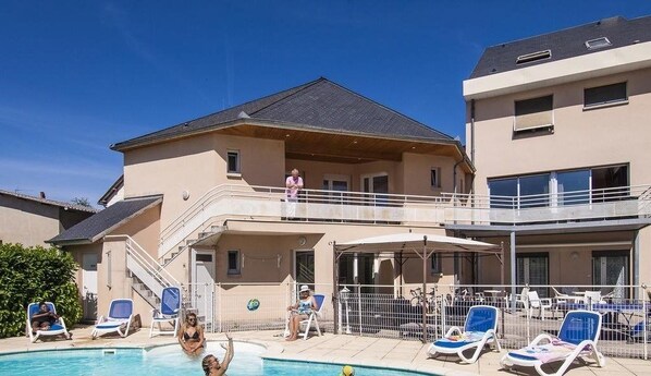 Seasonal outdoor pool, open 10:00 AM to 9:00 PM, pool loungers