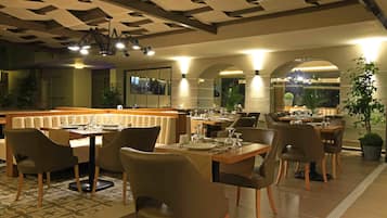 2 restaurants, breakfast, lunch, dinner served; international cuisine