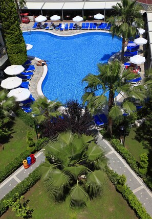 Indoor pool, 3 outdoor pools, pool loungers