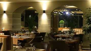 2 restaurants, breakfast, lunch, dinner served; international cuisine