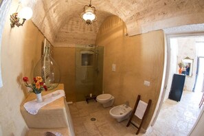 Appartamento, 2 camere da letto (Trullo Sovrano) | Bagno | Doccia, set di cortesia gratuito, asciugamani