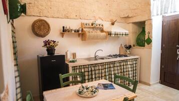 Studio (Trullo Balaustra) | Eigene Kochnische | Kühlschrank, Mikrowelle, Herdplatte, Espressomaschine