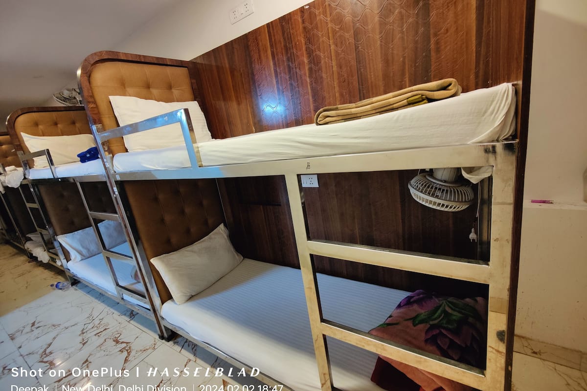 Shared Dormitory | Premium bedding, desk, free WiFi