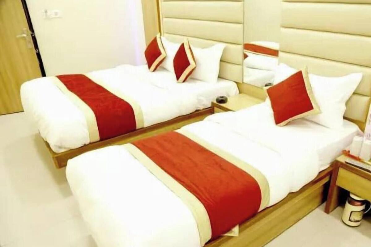 Premium bedding, desk, free WiFi