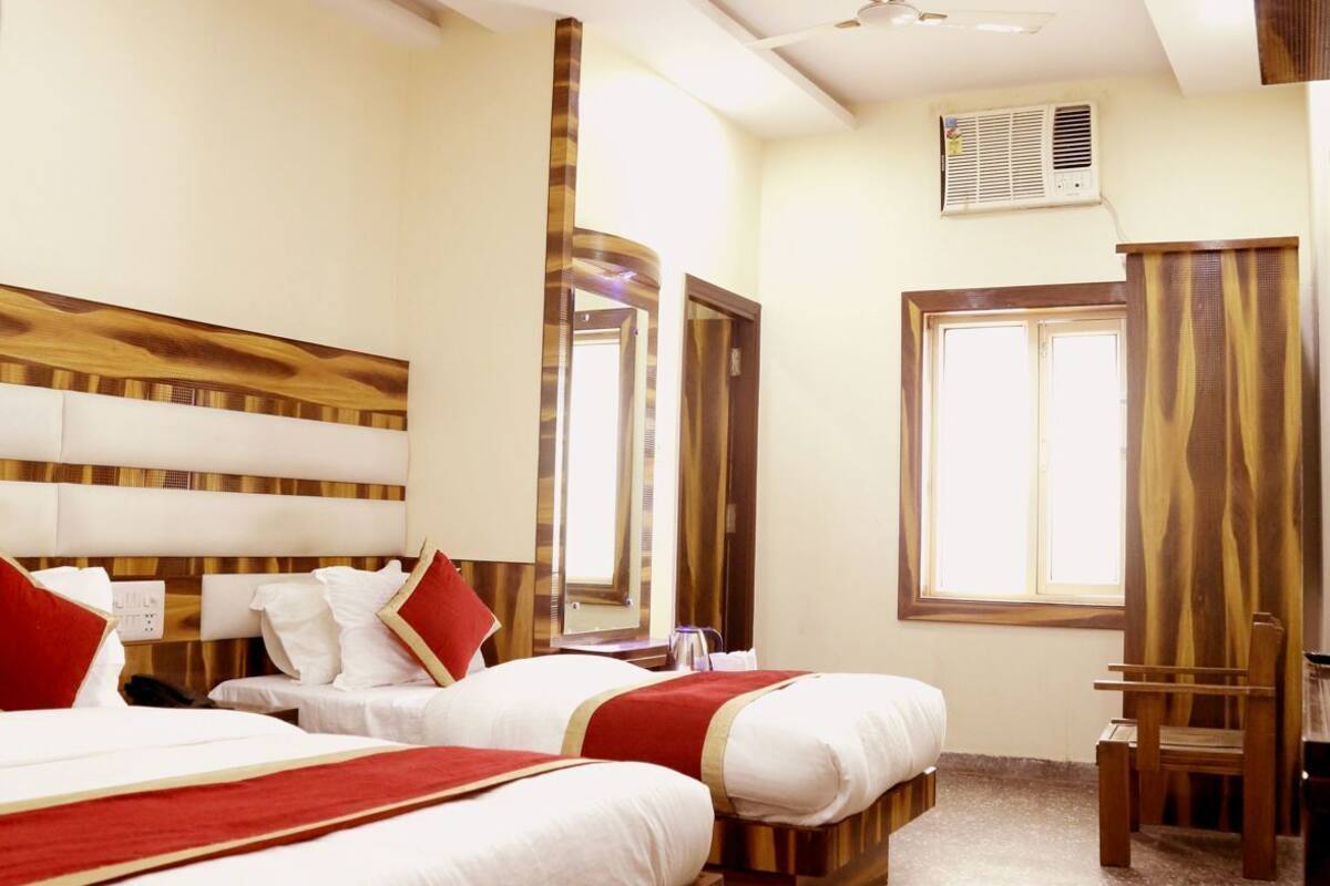 Premium bedding, desk, free WiFi