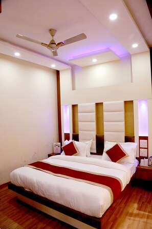 Super Deluxe Room | Premium bedding, desk, free WiFi - Hotel Pink City (New Delhi)