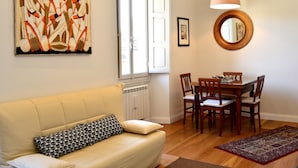 Apartamento, 3 quartos | Área de estar | TV de tela plana