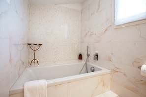Apartamento, 3 quartos | Banheiro | Chuveiro, secador de cabelo, bidê, toalhas de banho