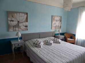 Comfort Double or Twin Room | Individually decorated, individually furnished, free WiFi - La Ferme du Petit Ségriès (Moustiers-Sainte-Marie)