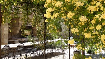 Se sirven cenas; con mesas al aire libre