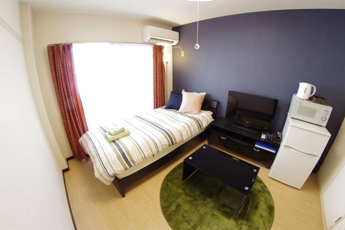 Apartemen (for 2 Guests, 204) | Meja kerja dan seprai linen