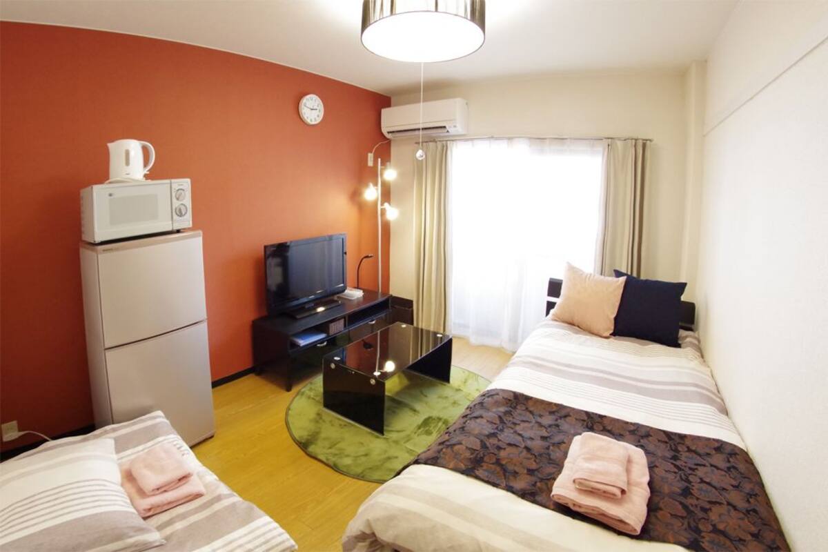 Apartemen (for 2 Guests, 205) | Meja kerja dan seprai linen