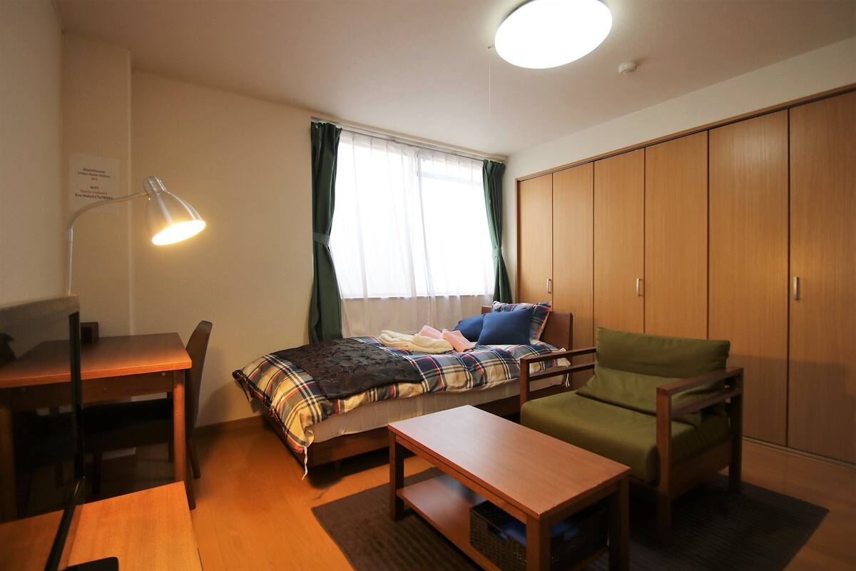 Apartemen (for 2 Guests, 201) | Meja kerja dan seprai linen