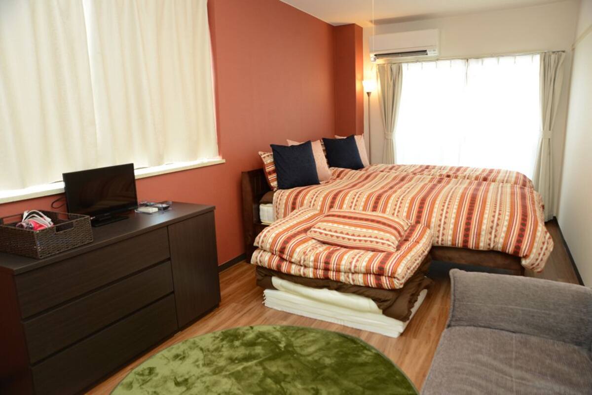 Apartemen (for 3 Guests, 302) | Meja kerja dan seprai linen