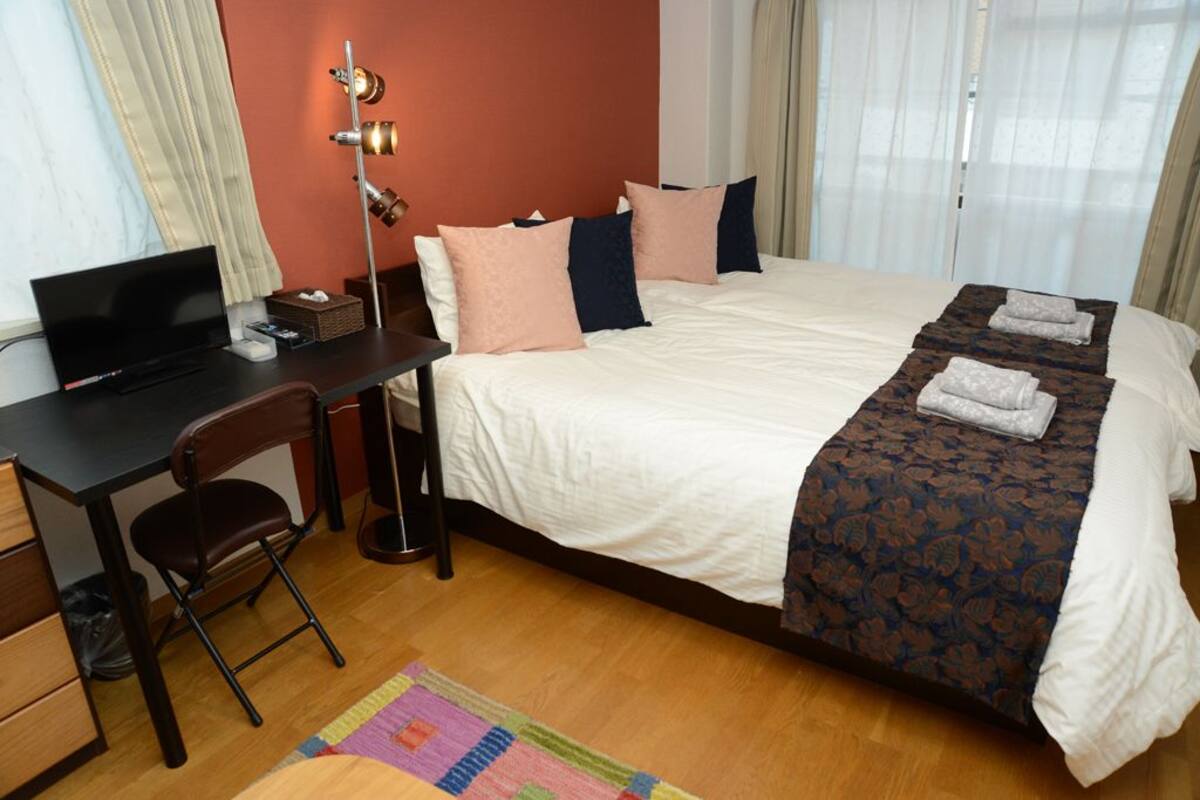 Apartemen (for 3 Guests, 202) | Meja kerja dan seprai linen