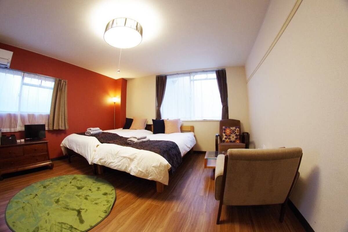 Apartemen (for 3 Guests, 301) | Meja kerja dan seprai linen