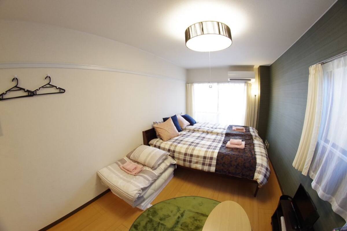 Apartemen (for 3 Guests, 207) | Meja kerja dan seprai linen
