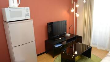 Desk, free wired Internet, bed sheets