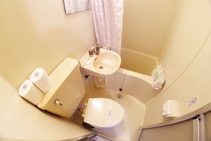 아파트 (for 3 Guests, 302) | 욕실 | 샤워기/욕조 결합, 전신 욕조, 수중안마 샤워기, 무료 세면용품