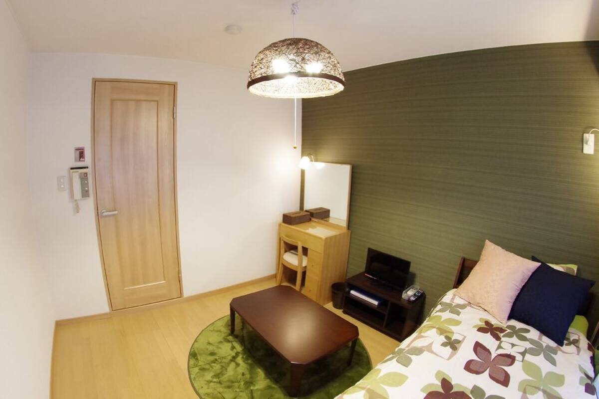 Apartemen (for 2 Guests, 203) | Meja kerja dan seprai linen