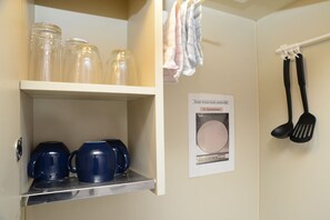 아파트 (for 3 Guests, 202) | 전용 간이 주방 | 냉장고, 전자레인지, 전기 주전자, 조리 도구/접시/주방 기구