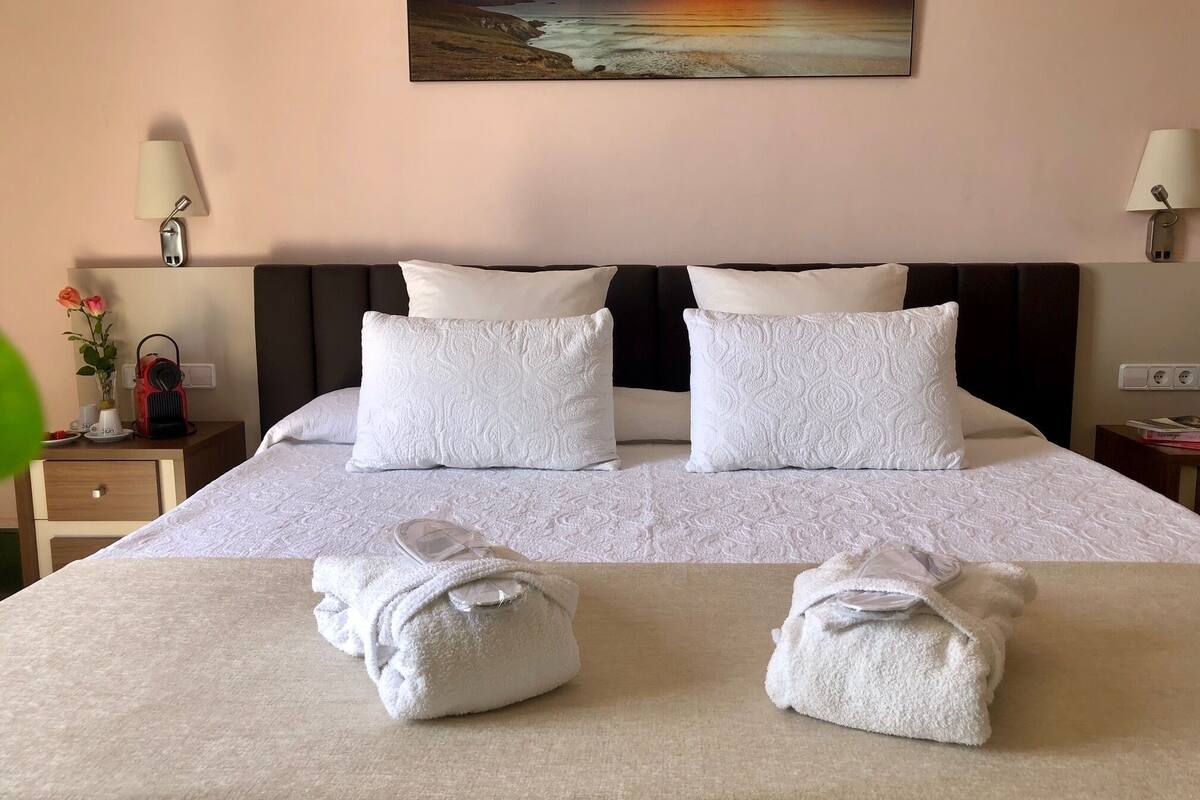 deluxe room | 1 bedroom, minibar, in-room safe, desk