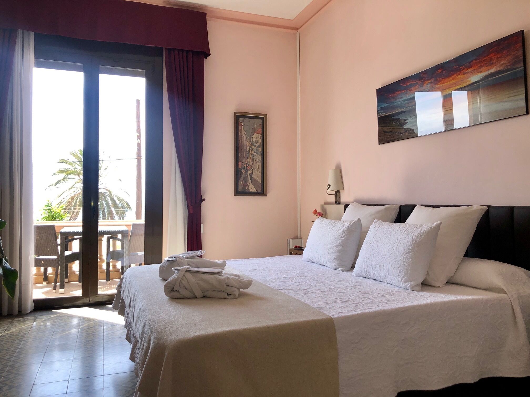 deluxe room | 1 bedroom, minibar, in-room safe, desk