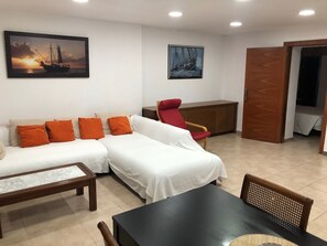 Apartment | Living room | Flat-screen TV