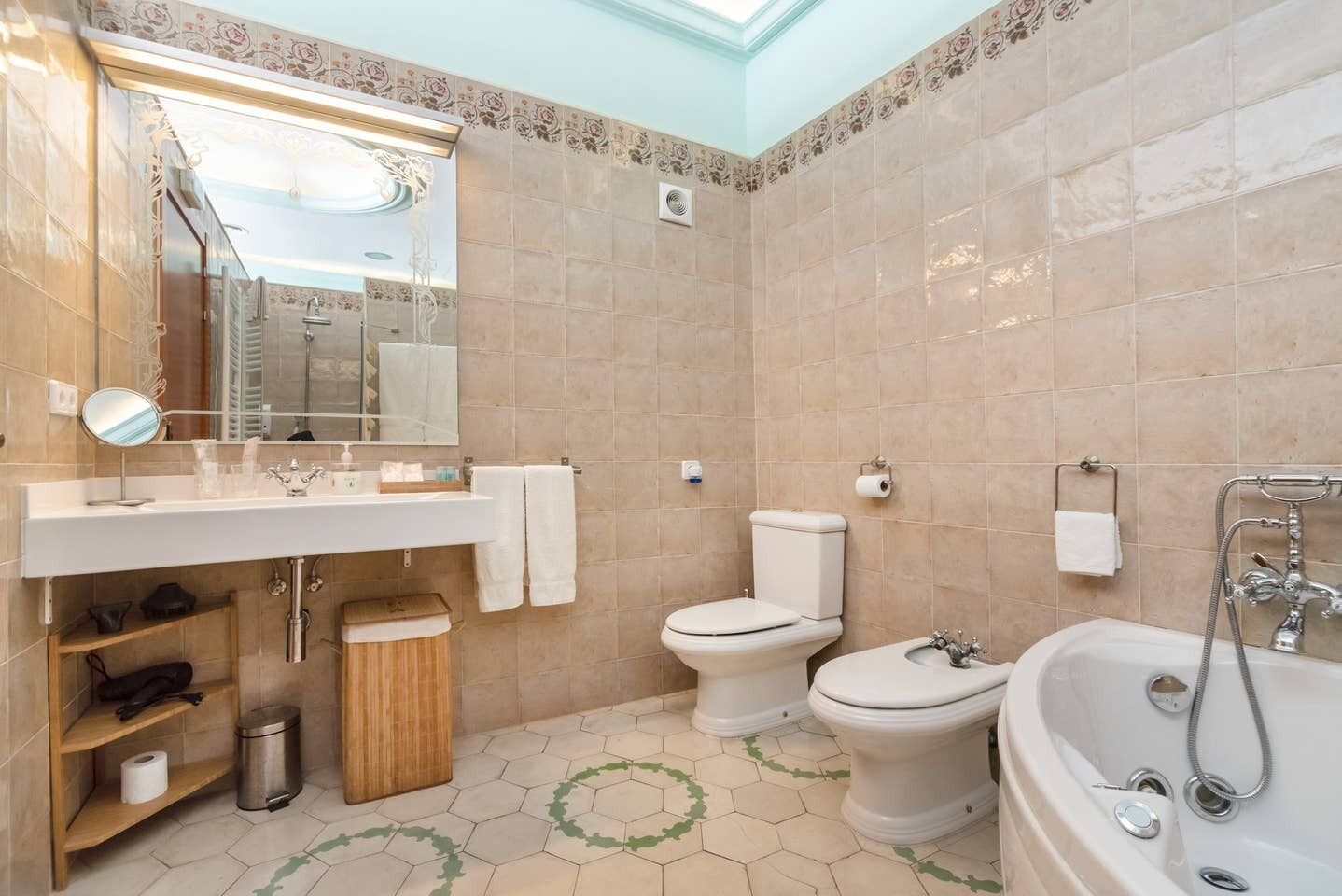 studio suite | bathroom | jetted bath, rainfall showerhead, free toiletries, hair dryer