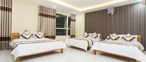 Phòng dành cho gia đình | Minibar, bàn, bàn ủi/dụng cụ ủi quần áo