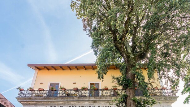 A building with a sign reading "O BEATA SOLITUDO O SOLA BEATA" and an archway entrance. - Beata Solitudo B&B (Agerola)