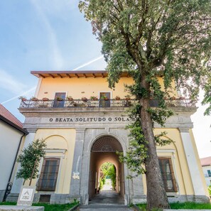 A building with a sign reading "O BEATA SOLITUDO O SOLA BEATA" and an archway entrance.