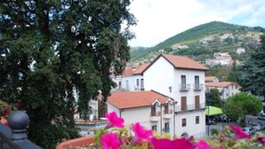 A building with a red-tiled roof, white walls, and balconies. - Beata Solitudo B&B (Agerola)