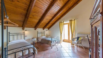 Dreibettzimmer | Allergikerbettwaren, Daunenbettdecken, Zimmersafe