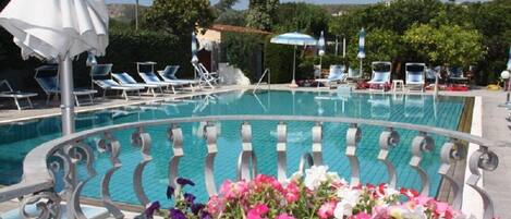 Piscine intérieure, 2 piscines extérieures