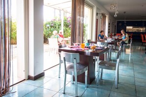 Phục vụ bữa sáng và bữa tối, món Ý