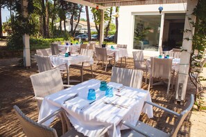 Breakfast and dinner served, Italian cuisine