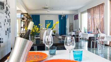 Se sirven desayunos, cenas y cocina italiana