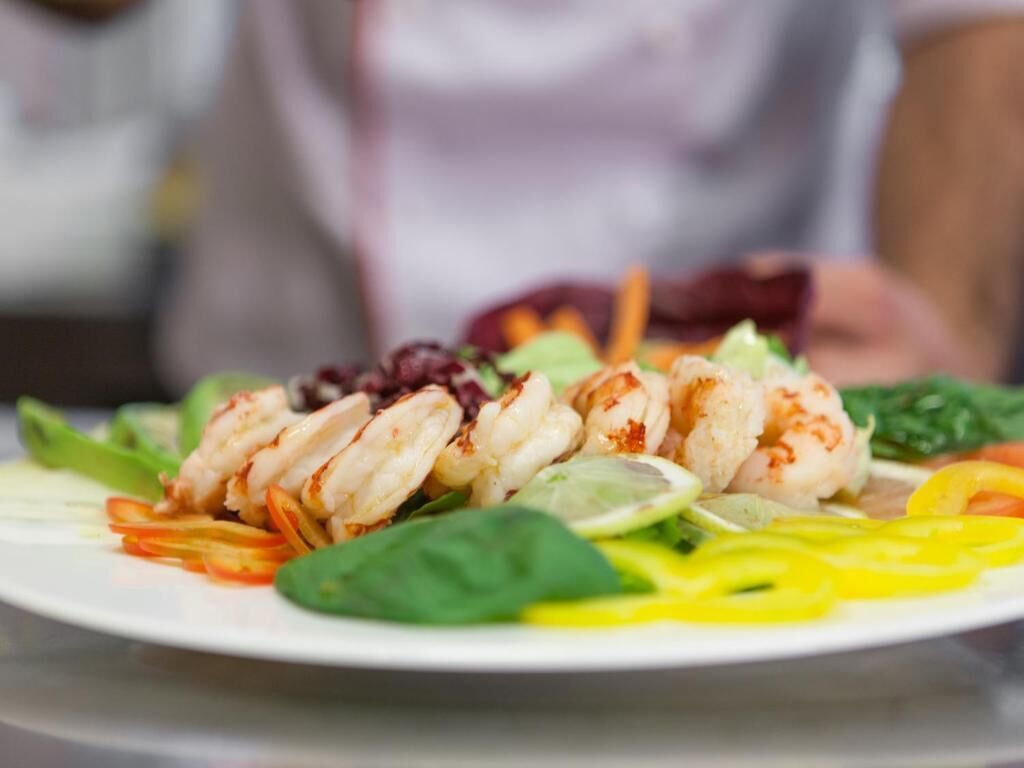 A plate of food with shrimp and vegetables.