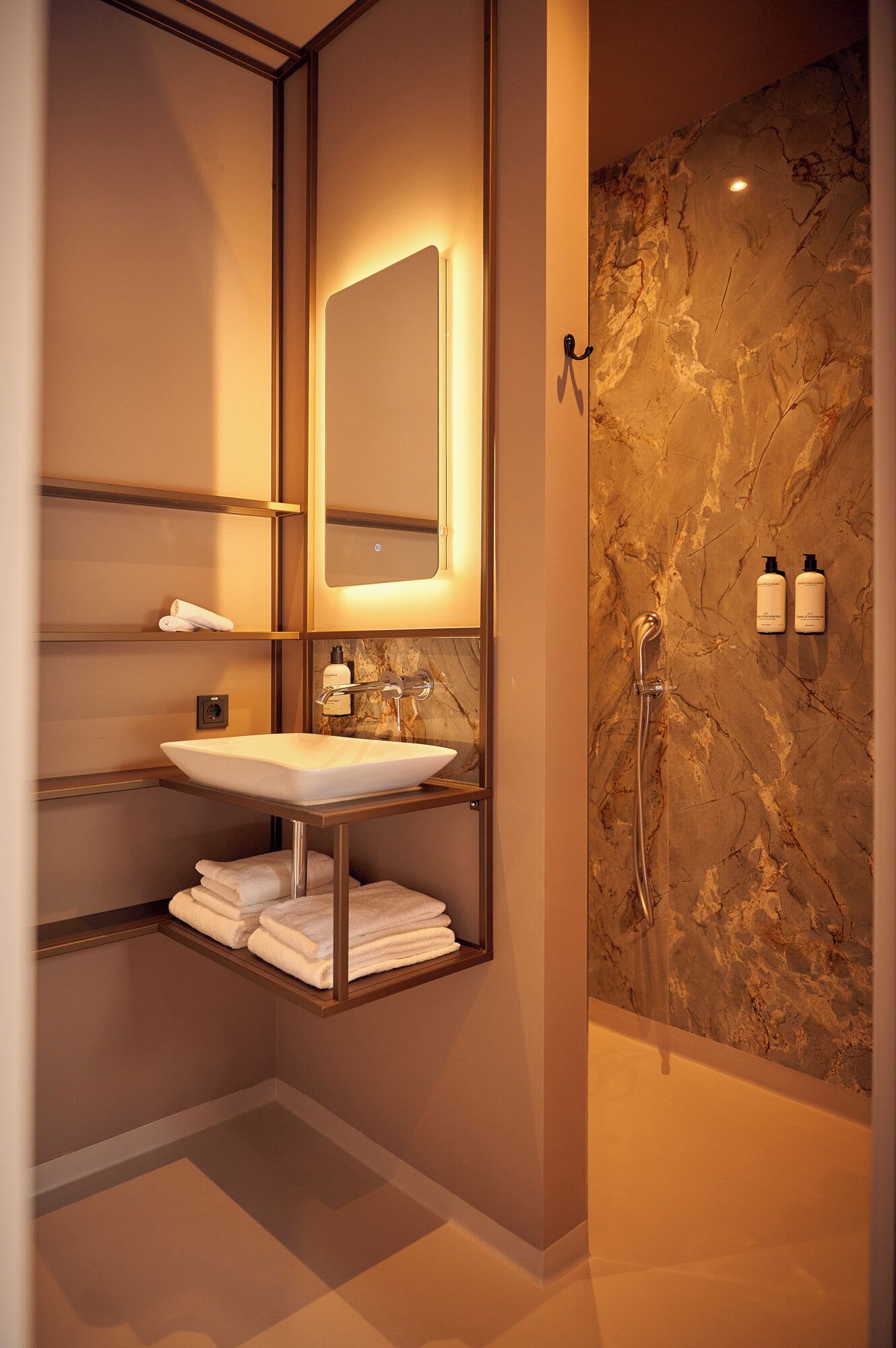 cozy room i hotel noordkade | bathroom | free toiletries, hair dryer, towels