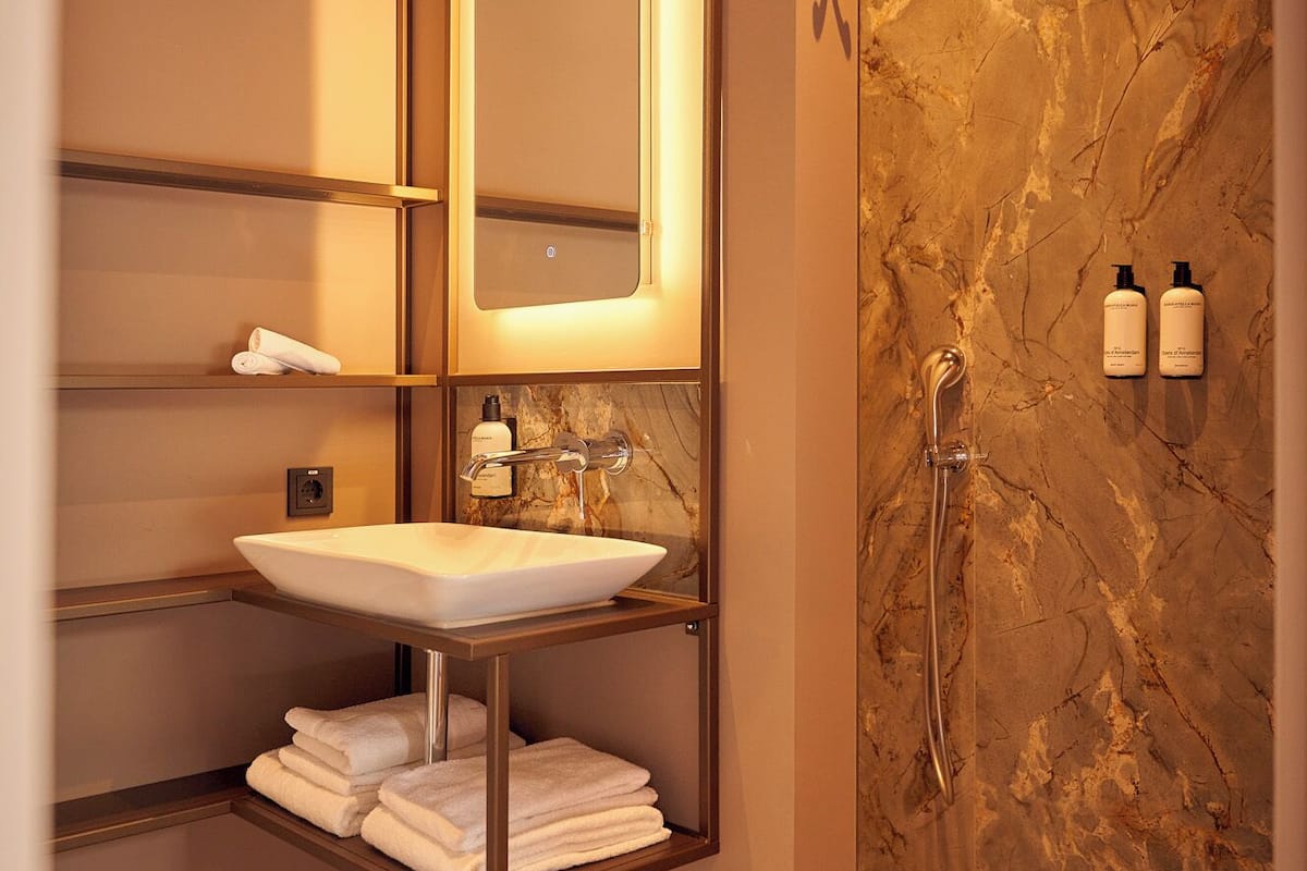 cozy room i hotel noordkade | bathroom | free toiletries, hair dryer, towels