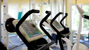 Exercise equipment with digital displays in a gym. - Sporthotel Malchow (Malchow)