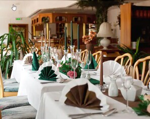 FrĂŒhstĂŒck und Abendessen, lokale und internationale KĂŒche