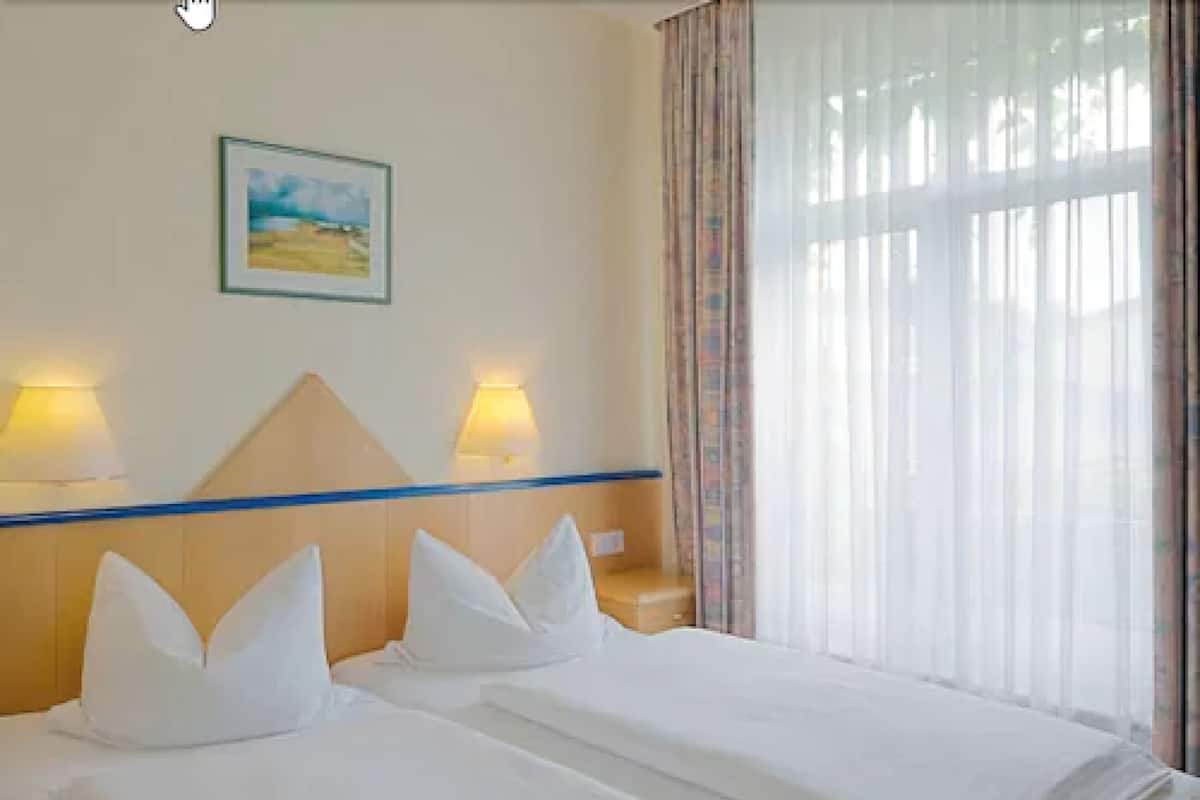 Desk, rollaway beds, free WiFi