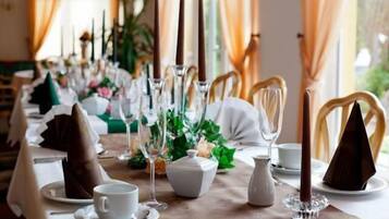 Breakfast and dinner served, local and international cuisine