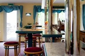 Petit déjeuner et dîner servis sur place