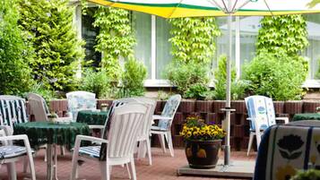 Frühstück und Abendessen, lokale und internationale Küche